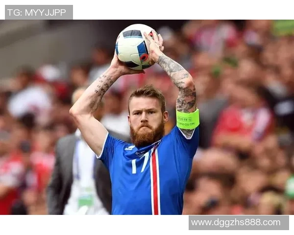 足球明星享受奢华生活抽雪茄的真实瞬间曝光引发热议